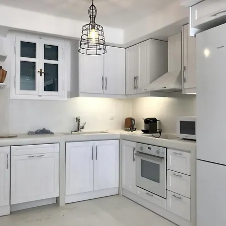 Caroline Mykonos *