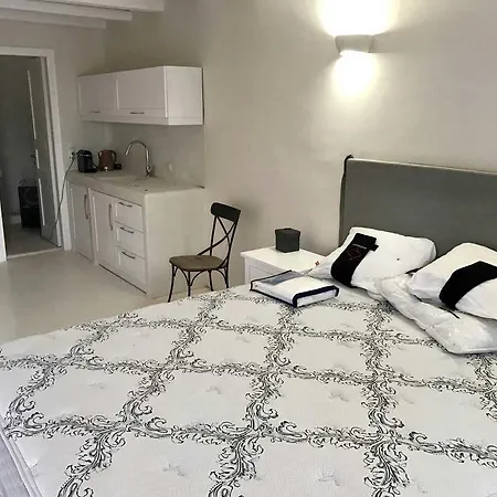 Caroline Mykonos *